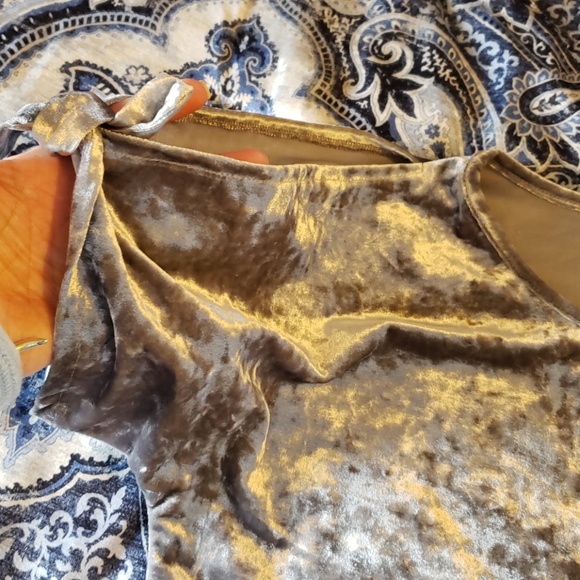 Top - Picture 2 of 3